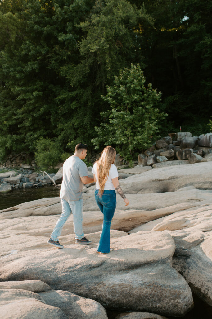 couple walking along the rocks in Richmond

